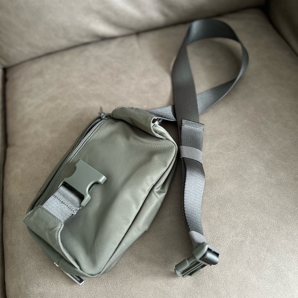 Lululemon • Everywhere Belt Bag Lg 2L Heritage 365 Grey Limited Edition - Picture 6 of 9